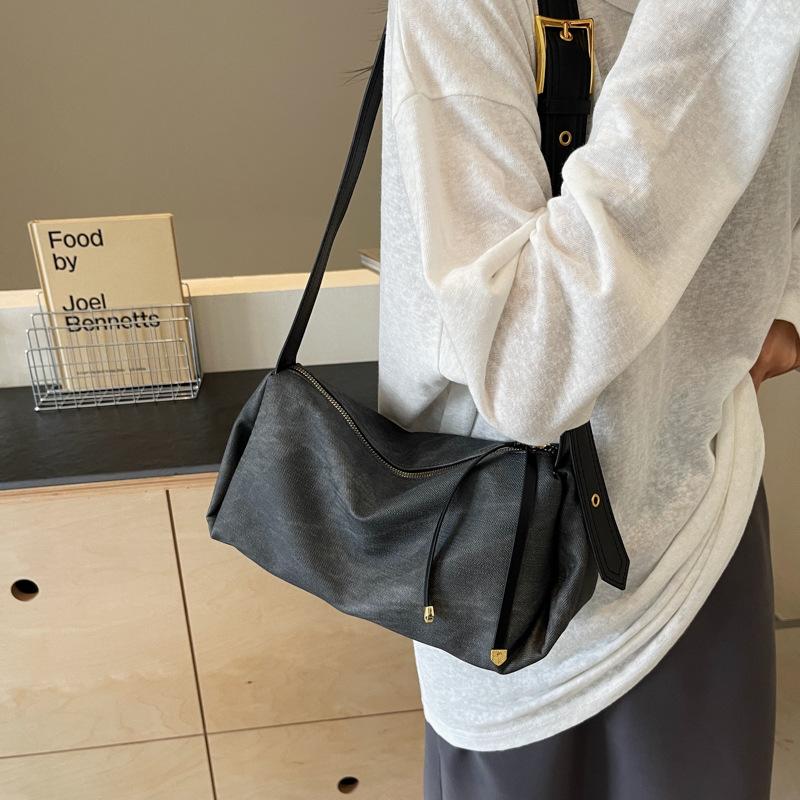 Trend fashion bag women's 2025 summer Korean version of simple casual pillow bag niche high-end commuter shoulder bag