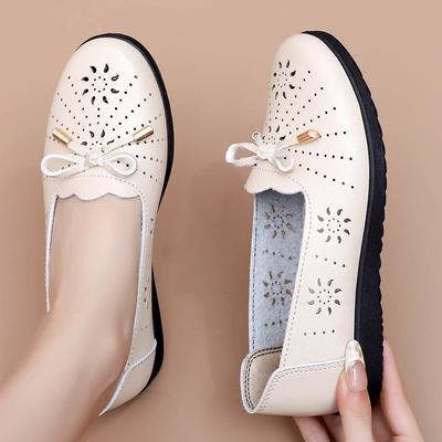 Medelålders och äldre kvinnors vår- och sommarsandaler Bekväma mjuk sula Utskurna skor med rosett Halkfria farmors platta slip-on-skor