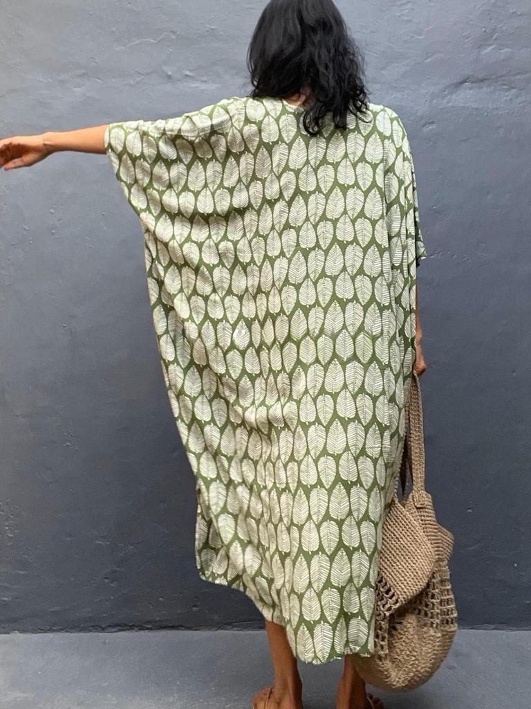 Cardigã Cover-Up de Viscose com Estampa de Folhas e Proteção Solar