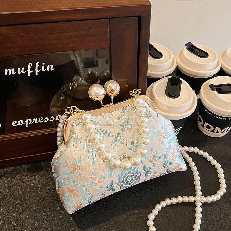 New Chinese Style Small Bag Women's Spring and Summer New Pearl Handbag Design Sense Versatile Foreign Style Messenger Bag