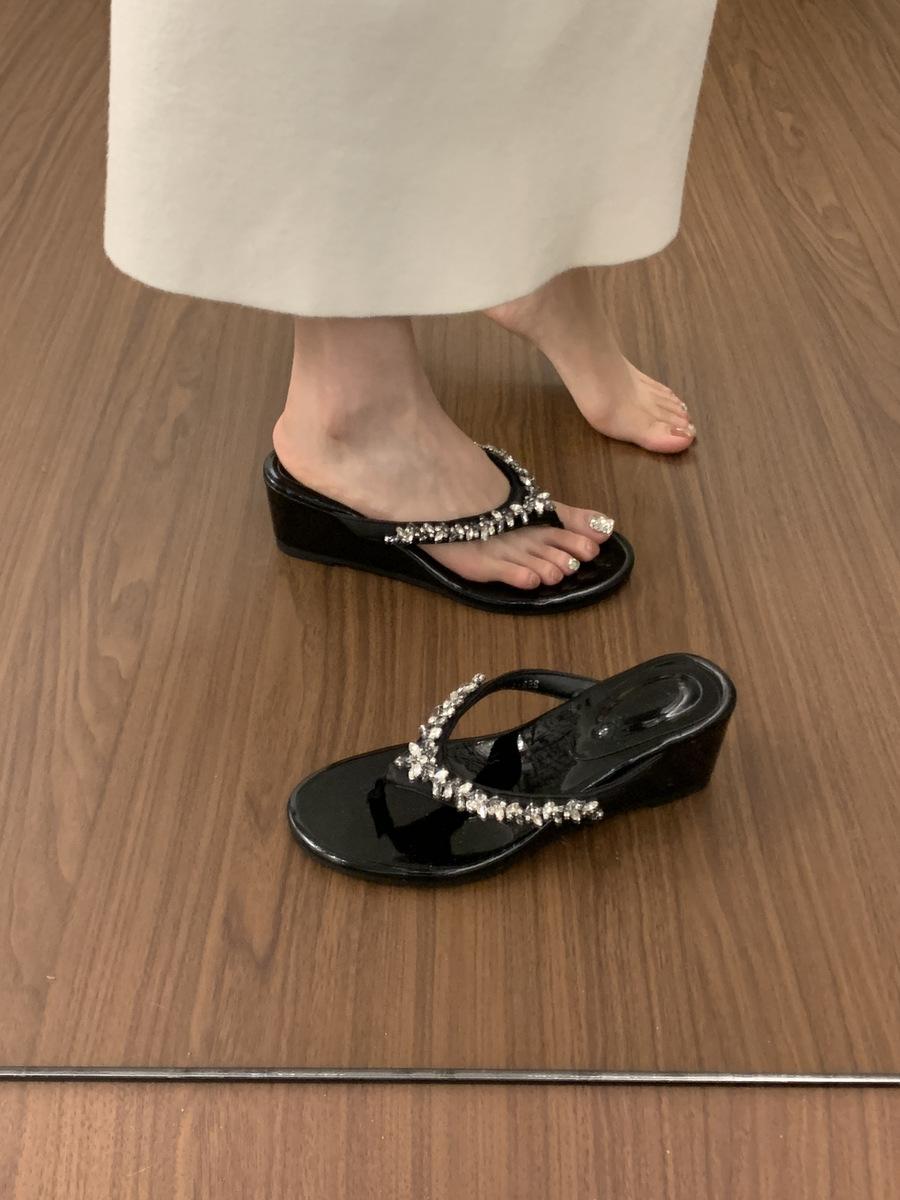 

Slope heel rhinestone pinch flip-flops shoes women wear in summer with skirts, beautiful temperament, fairy cool slippers 35 чёрный