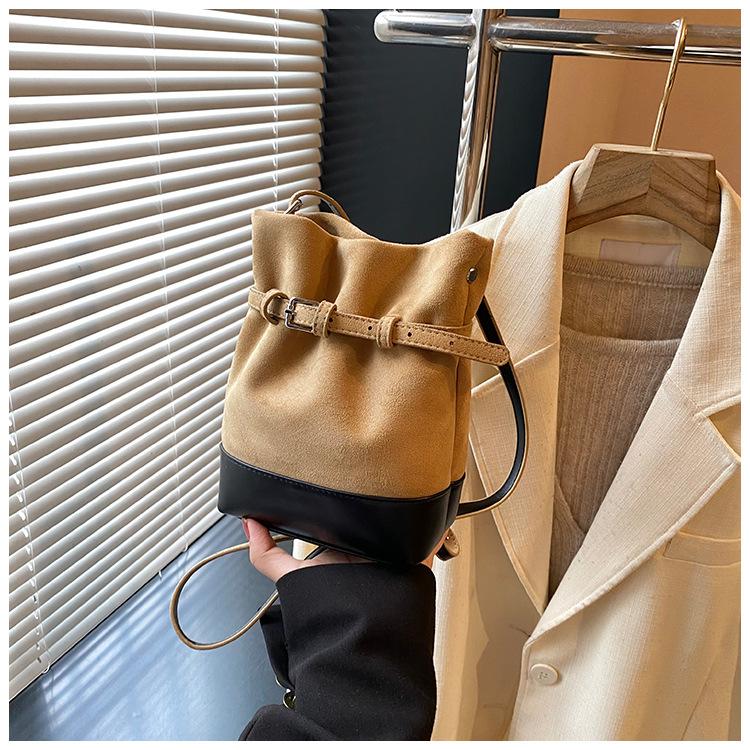 

Высококлассная нишевая дизайнерская сумка-ведро женская 2025 новая модная ретро осенне-зимняя на плечо, сумка-мессенджер хаки