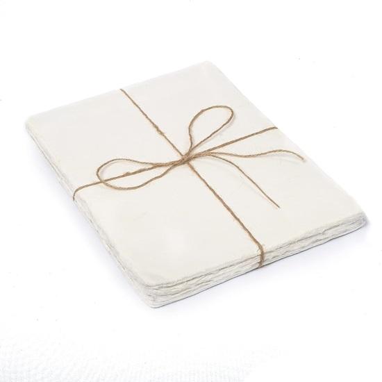 

Упаковка из 50 листов акварельной бумаги плотностью 150 г/м², бумага ручной работы из натурального хлопка с неровными краями