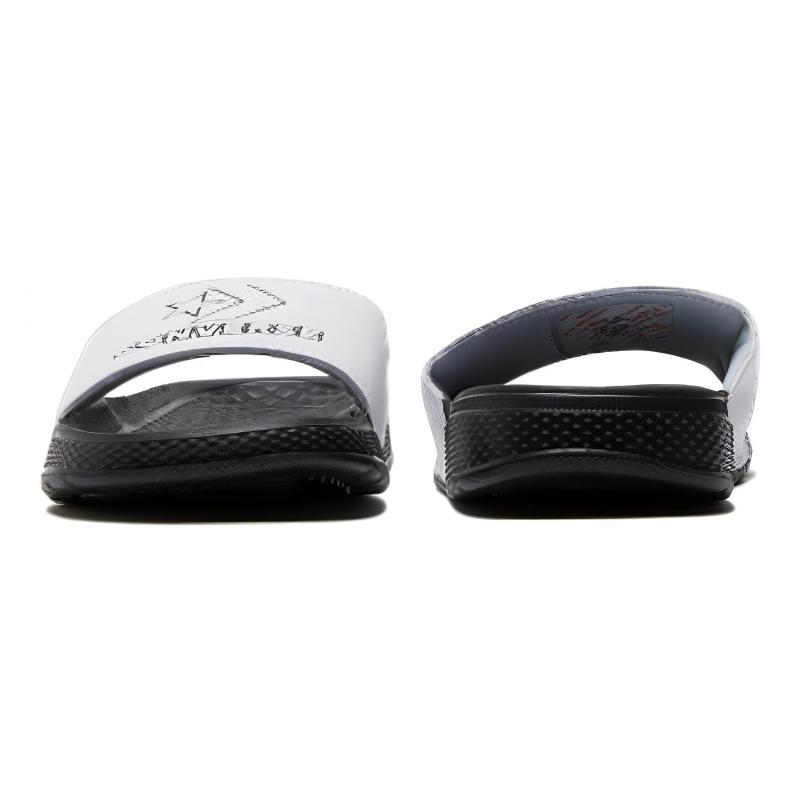 Converse casual EVA quick-drying slippers are available for all men and women in black and white.