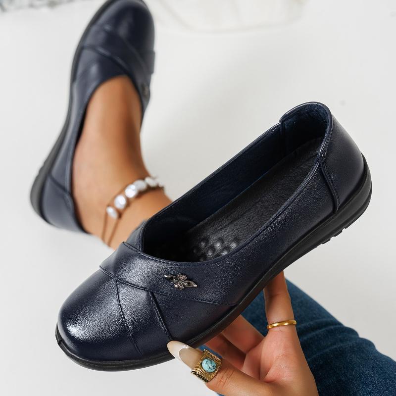 New Large-size Metal-studded Leather Shoes, Women's Chic Low-heeled Loafers