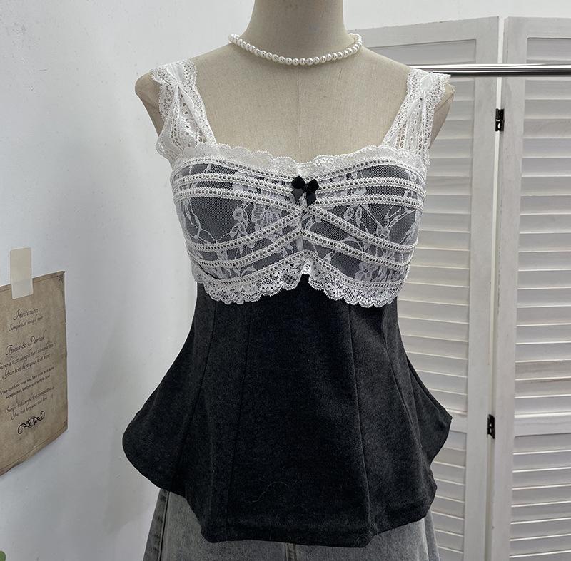 

Color-Contrasted Lace Trim Camisole with Chest Pads - Slim Fit Short Sleeve Top One Size серый