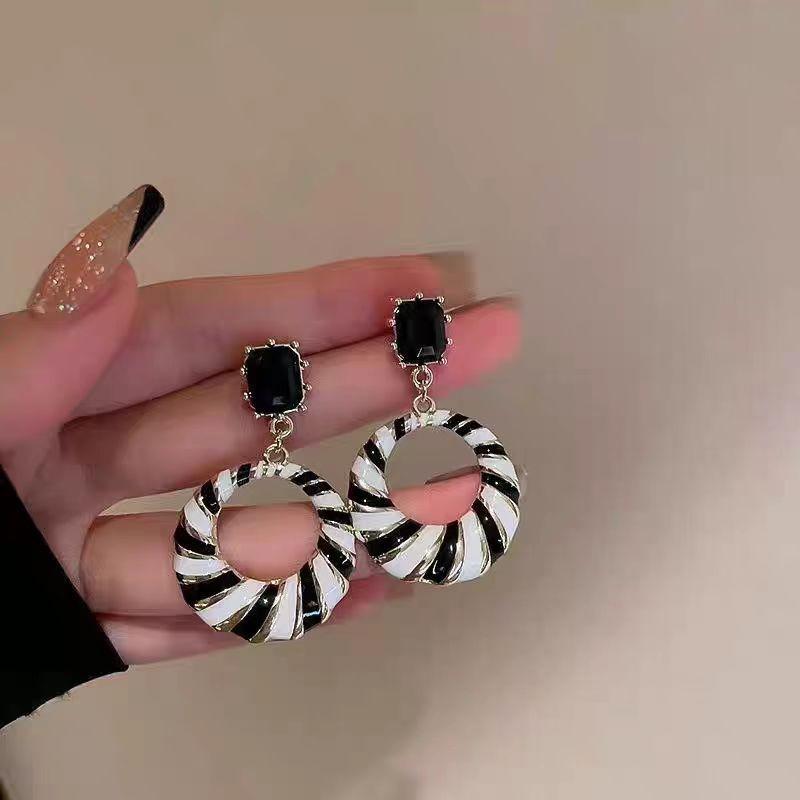 Fashionable and Exquisite Hollow Striped Earrings, Elegant and Luxurious Earrings, High-end Geometric Earrings Accessories