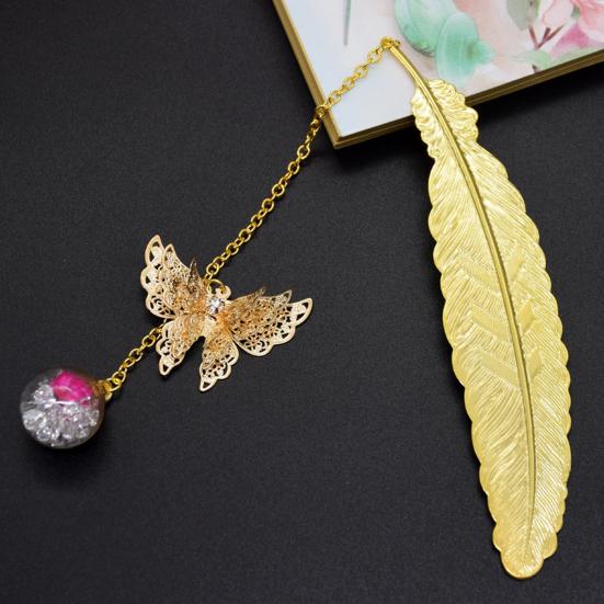 Bookmark Vintage Metal Feather Bookmark Realistic 3D Butterfly Pendant Dried Flower Book Lovers Teachers Gift Book Accessories with Gift Box