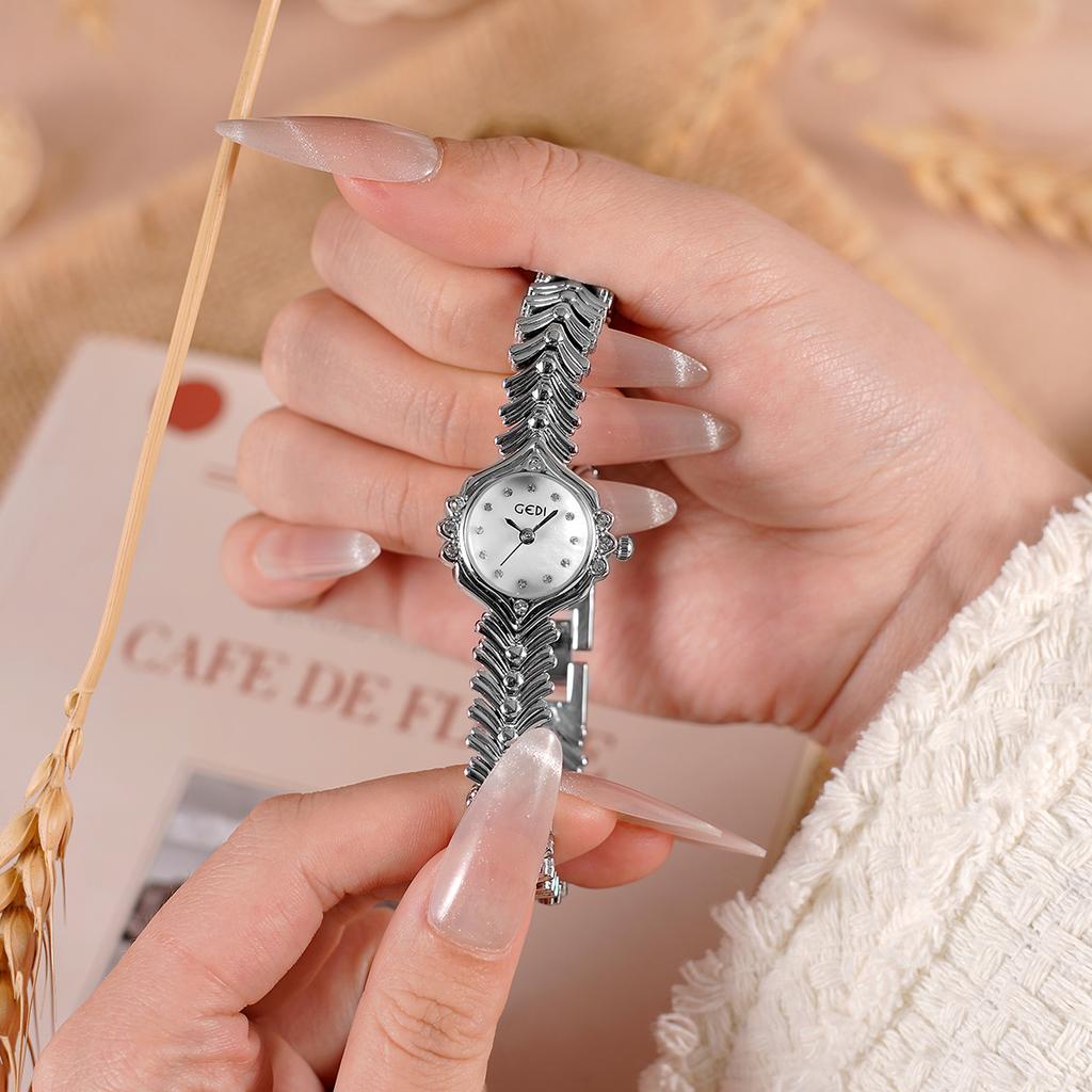 Fashion Women'S Watch Diamond Fritillary Small Dial Fishtail Bracelet Watch Light Luxury Premium Ladies Quartz Watch