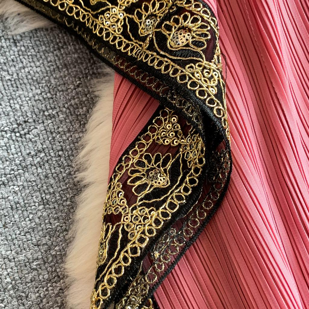 Schwarz Gold Spitzenbesatz Kaftan Abaya Damen V-Ausschnitt Fledermausärmel Quasten Saum Plissiert Lang Maxikleid Islamisch Dezent Lässig Robe
