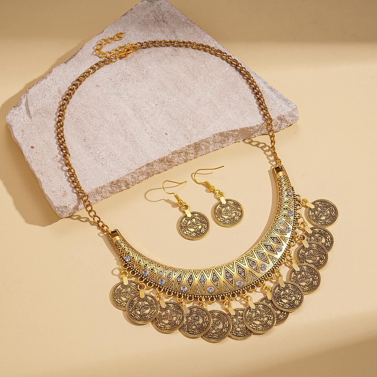 

Two-piece set of European and American metal sense diamond-encrusted round fringed ear hook collarbone chain medium antique niche necklace