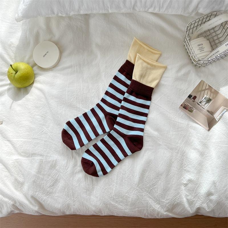 

Для начала осени создайте двухслойные носки с цветными полосками и наденьте их поверх контрастных конфетных гольфов. 1 pair