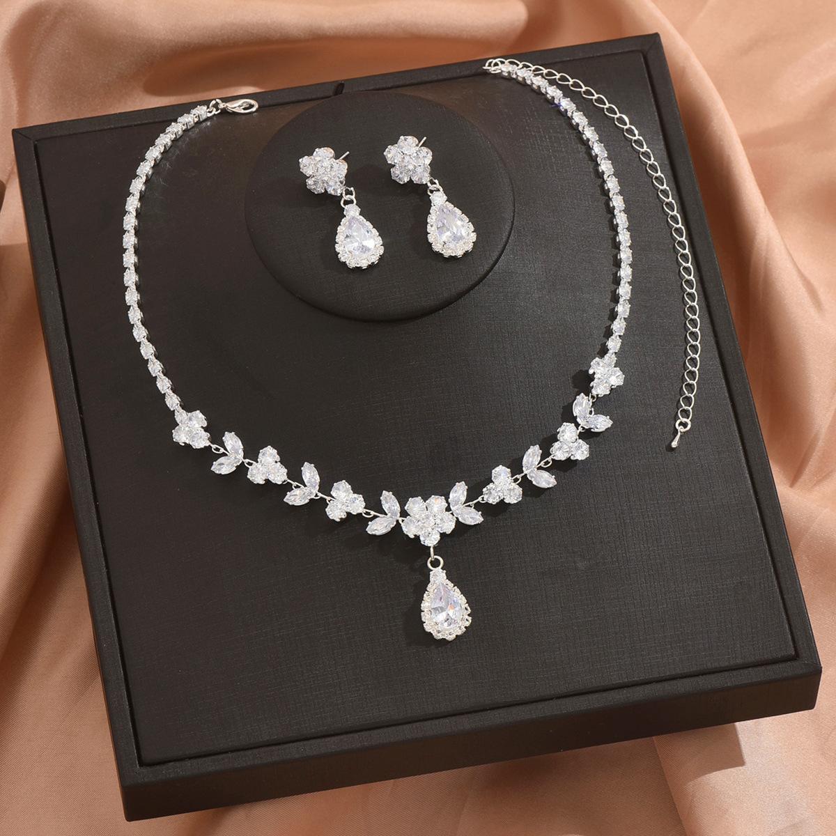 

Срібний Набір Сережок та Намиста Важка Промисловість Розкішний Набір Важка Промисловість Легка Розкіш Атмосферний Набір Циркон Весільний Набір Класичний