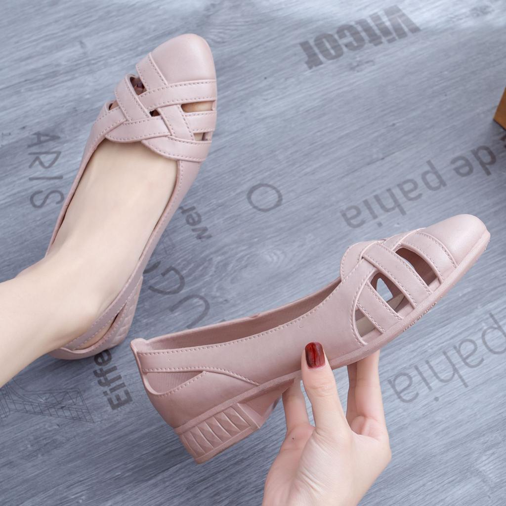 Heli shark pointed sandals fashionable women wear new summer flat-soled women's shoes solid color hollow casual women's sandals