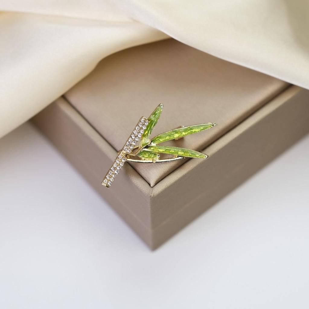 Elegant Women's Brooch: Versatile Bow & Insect Flower Design with Anti-Exposure Feature