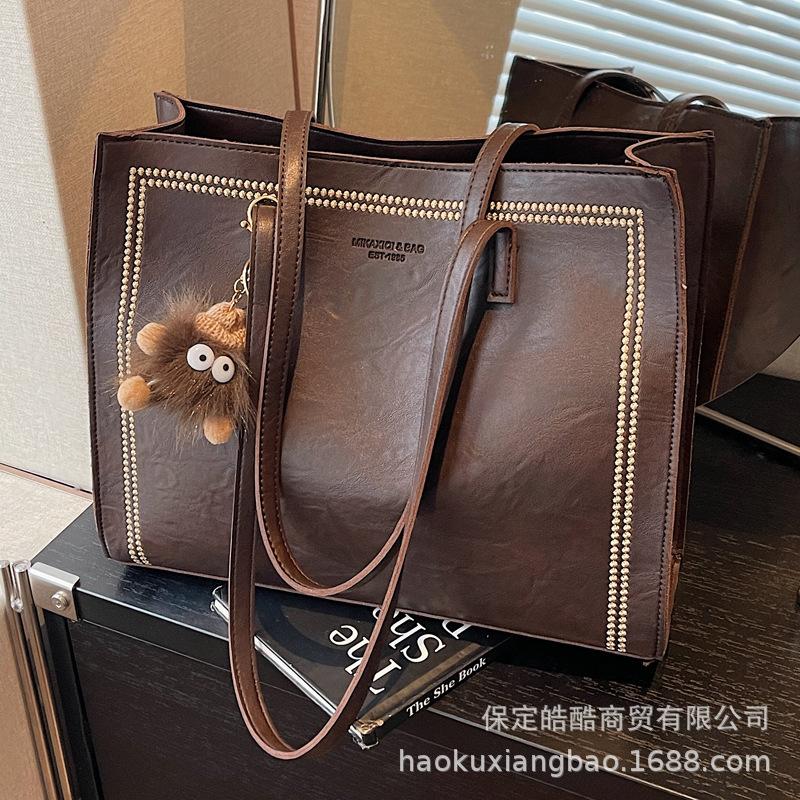 Retro bag women's large capacity 2025 new autumn and winter versatile simple shoulder bag popular commuter tote bag this year