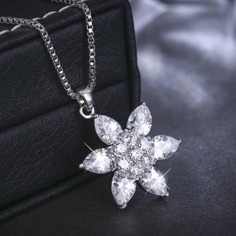 

Трендовое серебряное колье-чокер из серебра 925 пробы с очаровательным цветочным шармом с шестью лепестками, идеально подходящее для повседневной носки.