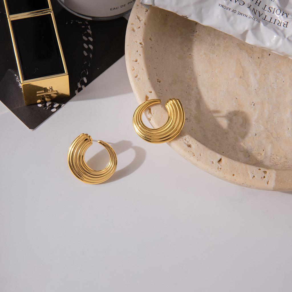 Uworld Minimalist Classic 18K Gold Color Plated Ribbed C-Shaped Earrings Hypoallergenic Waterproof Stainless Steel Women Jewelry