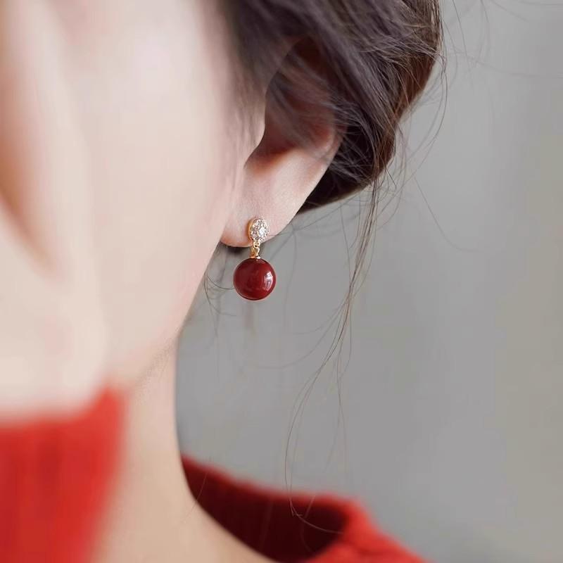 Simple Yet Elegant Pearl Earrings with A Touch of Sophistication. Luxurious Yet Niche, Featuring Tiny Inlaid Zirconia Stones.