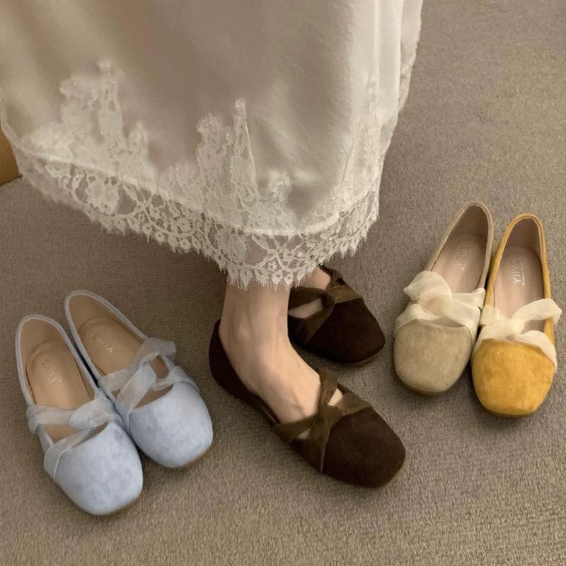 Franske sko med flat bunn og mild vind, kveldssko med snøring og kryssende remmer, lav utringning, firkantet tå, semsket skinn, allsidige pendlersko, ballettpumps, damesko