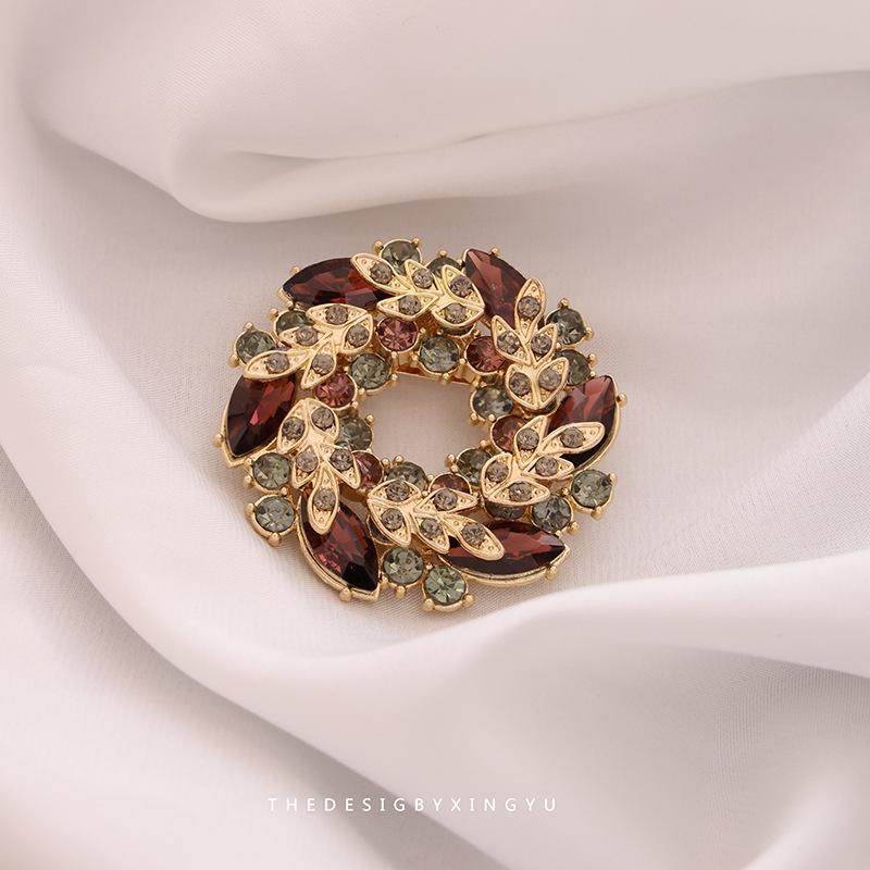 

Элегантная брошь-булавка в виде жемчужной бабочки – изысканный аксессуар для одежды