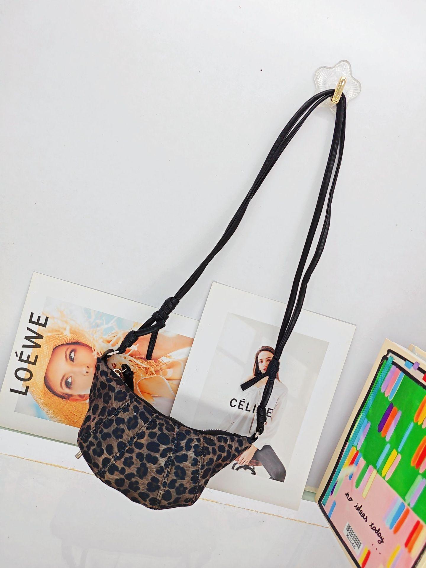 

Spice Girl Wind Croissant Shoulder Bag Crossbody Small Bag Female Niche Versatile Leopard Print Dumpling Bag Female леопард друку кольору