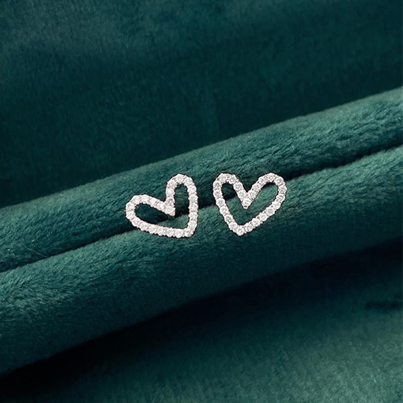 Huitan Boucles d'oreilles à clous cœur simples et élégantes avec CZ Exquises boucles d'oreilles d'amour pour femmes 3 couleurs de métal Tempérament Bijoux polyvalents