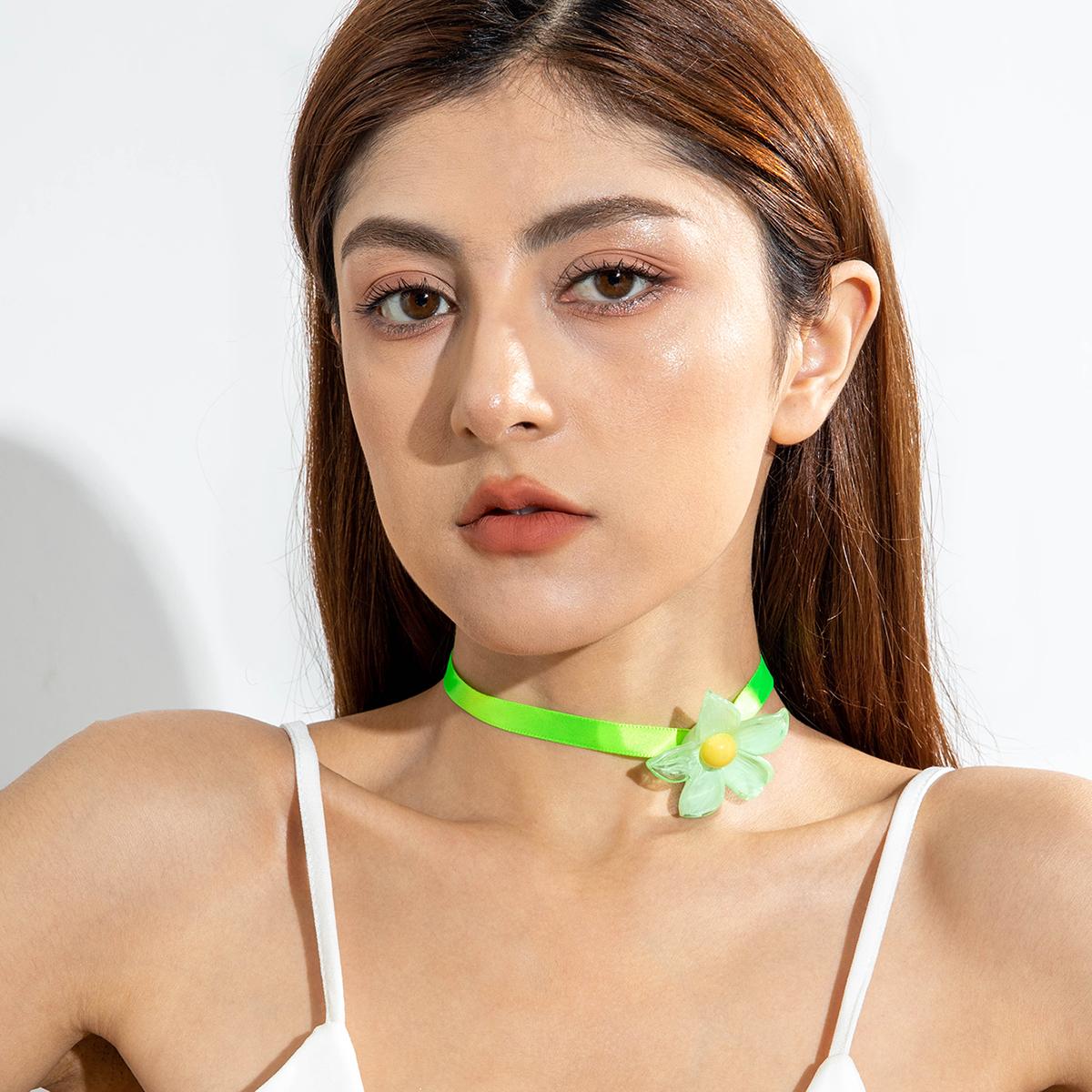 

Новое летнее ожерелье из смолы с имитацией цветов для женщин, Модное и универсальное короткое шейное украшение, Нишевое ожерелье с темпераментом