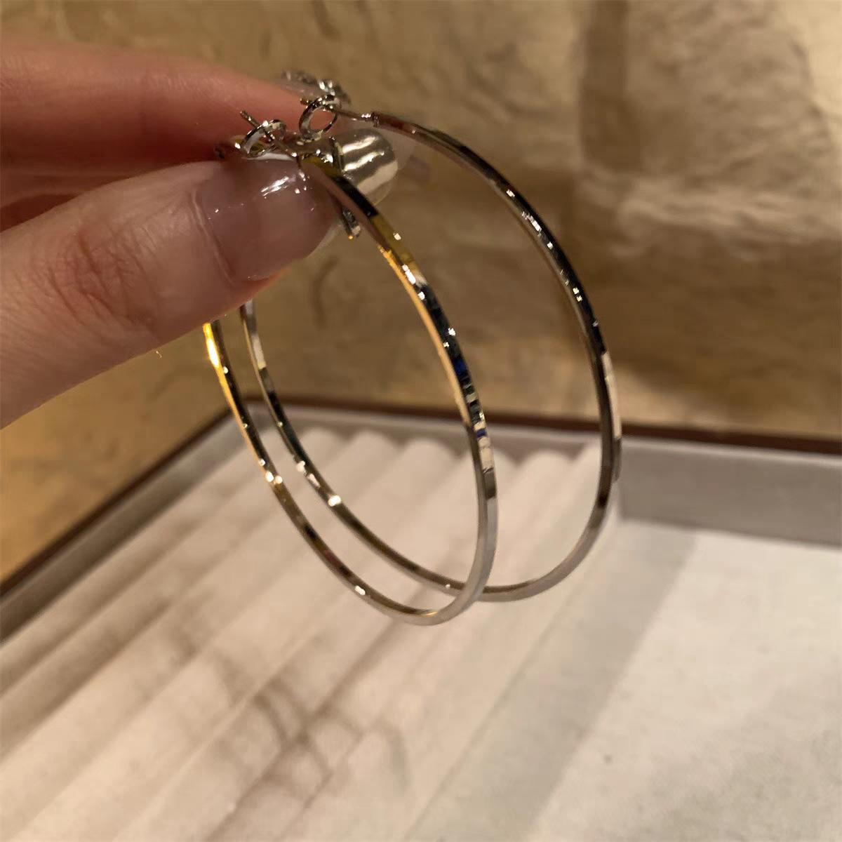 Роскошные и изысканные серьги, модные пусеты с ретро-акцентом. One Size серебряный