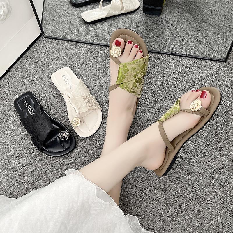 Nouvelles pantoufles cool de haute valeur de style chinois pour l'été pour femmes 2025 nouveau talon plat à semelle plate style étranger camélia une-mot traîne