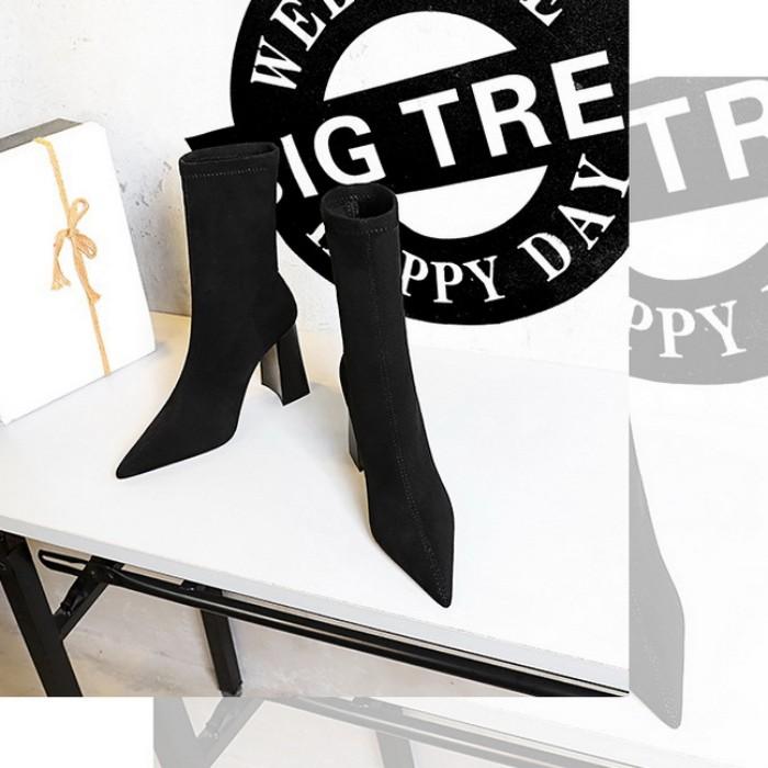 Evropský a americký styl Sexy Slim Silný podpatek Super vysoký podpatek Semišové špičaté krátké kozačky Dámské kozačky