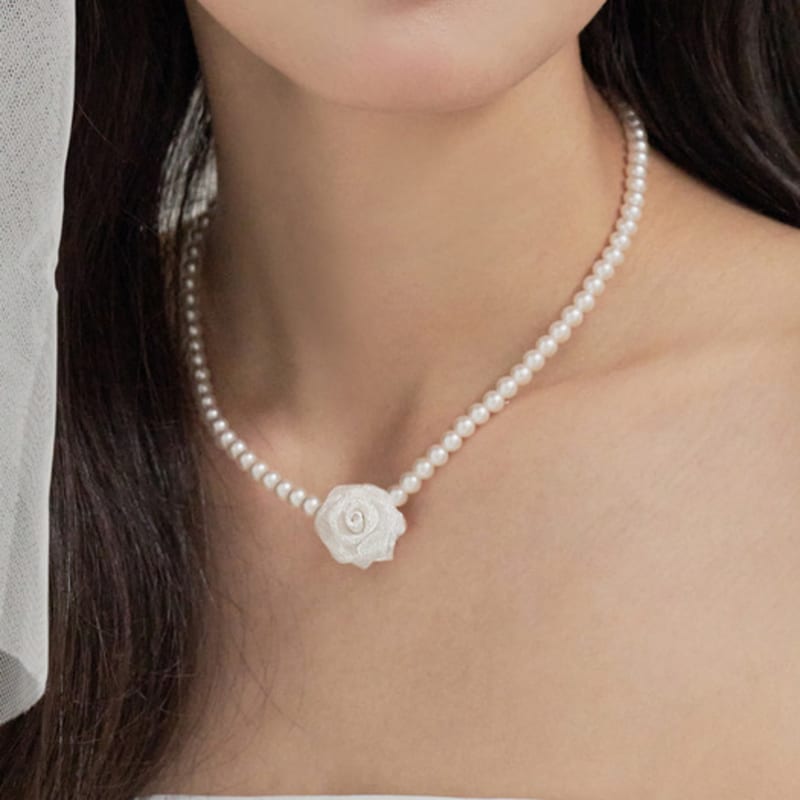 

Jean Paul Clarisse Rose Pearl Necklace JB-25-005N ivory