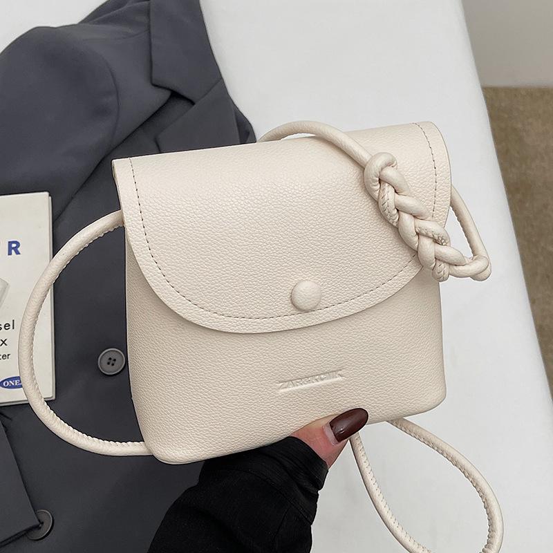 Popular wholesale fashion niche simple style exquisite portable bucket bag casual versatile women commuter messenger bag