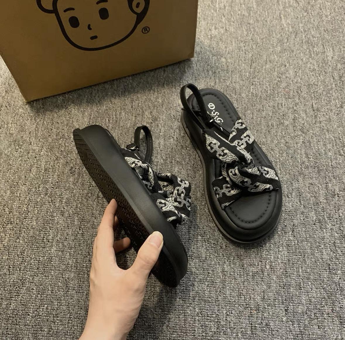 

Platform sandals women s 2025 new summer open-toed small fragrant floral wear beach stepping on shit feeling fashion sandals 39