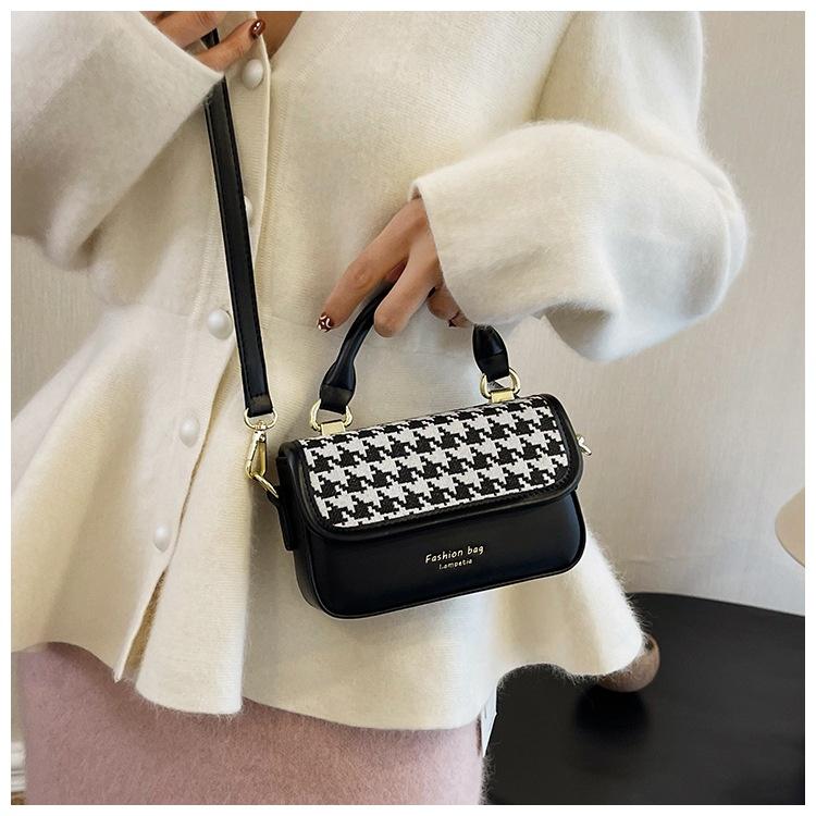 IELGY women's fashion mobile phone bag can be carried and messaged