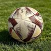 Pallone da Calcio Marrone Coppa del Mondo Qatar 2022 per Allenamento con Borsa per Pallone, Portachiavi, Regalo