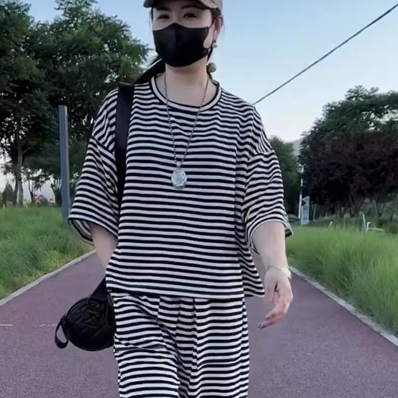 

Европейский полосатый повседневный комплект: Трендовая спортивная футболка свободного кроя и широкие брюки, костюм-двойка 2025 XL