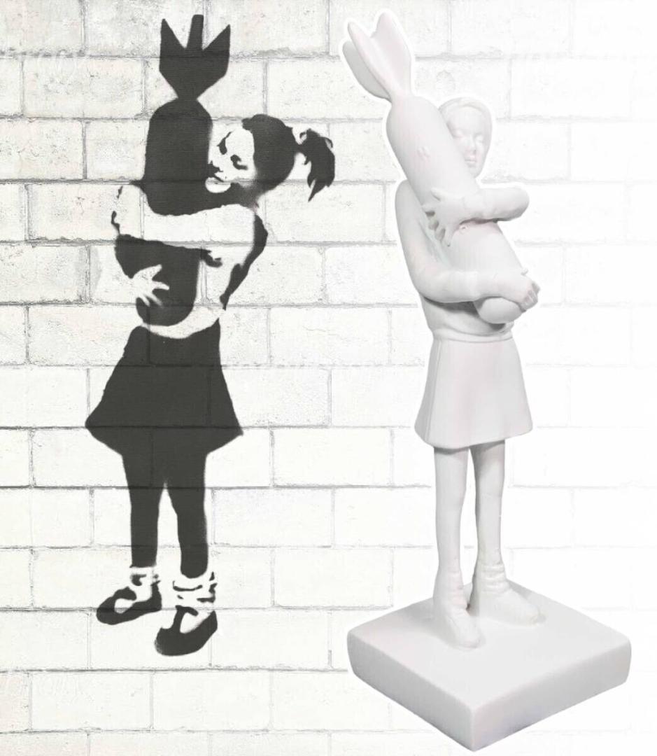 

[USED] Banksy Girl and the Bomb/Bomb Love/Bomber Hugger Figure jo-db