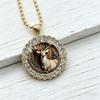 Collier Vintage Cerf des Bois Gravé avec Cadre Orné Doré, Parfait pour les Anniversaires, Noël et les Amoureux de la Nature
