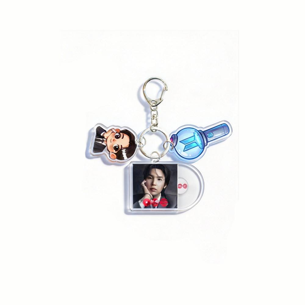 BTS Portachiavi Stile Disco in Vinile, con una Persona Reale, un Personaggio dei Cartoni Animati e un Bastoncino Luminoso – Un Accessorio in Tre Pezzi per Merchandising di Celebrità.
