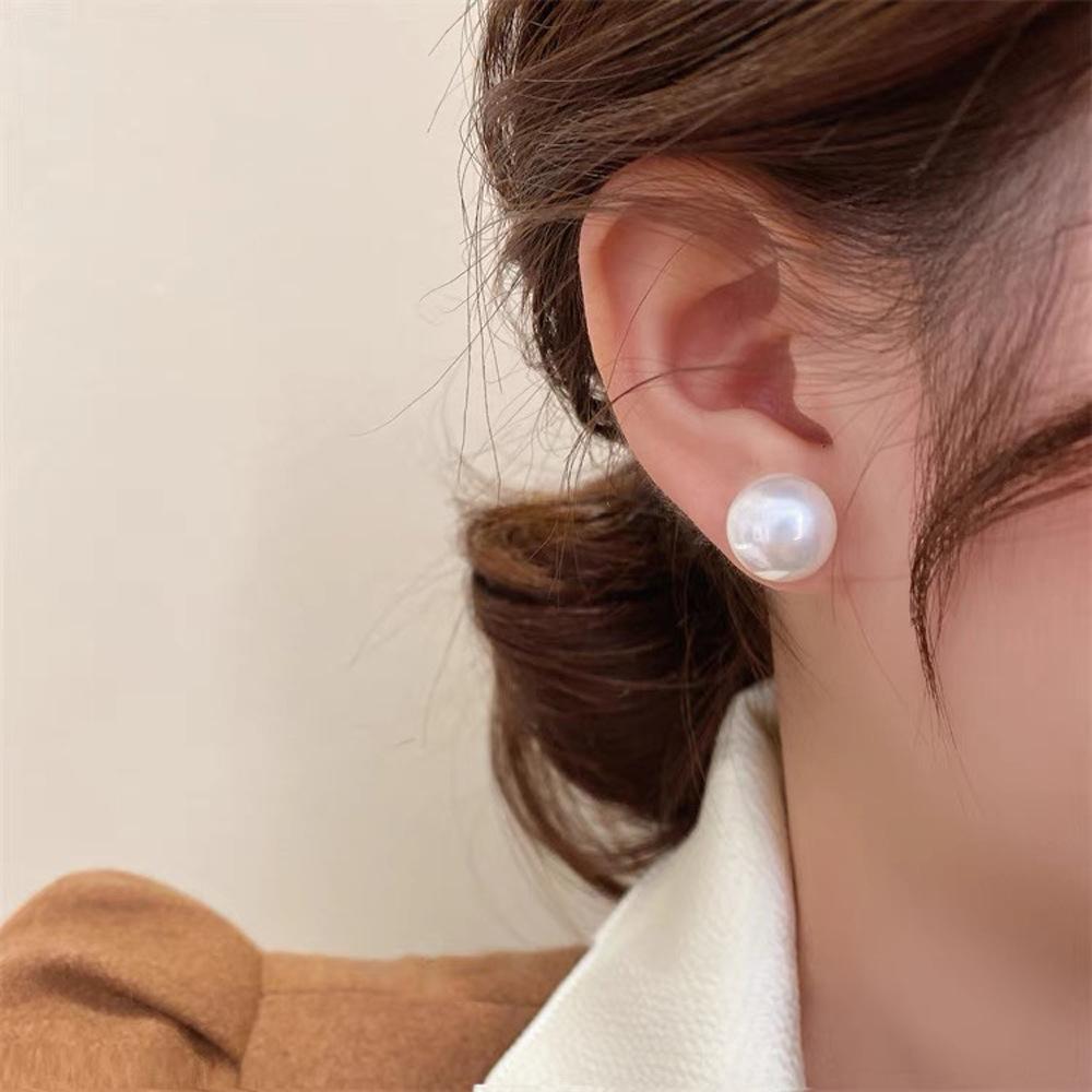 French retro steamed bread pearl stud earrings female niche design sense high-grade light luxury exaggerated earrings simple daily earrings
