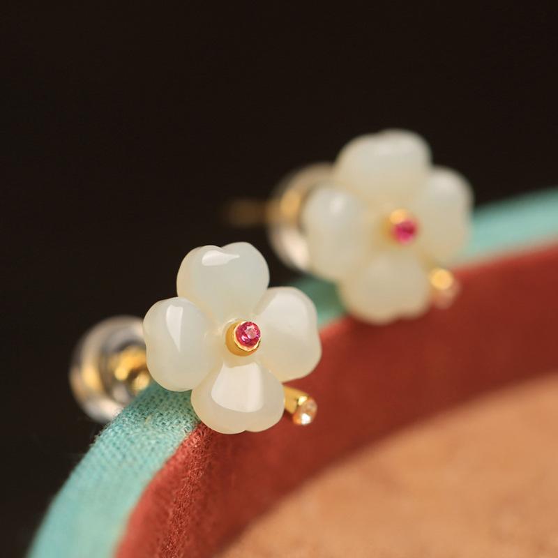 

Серьги-пусеты из четырехлистного клевера из белого нефрита Хэтянь, серьги с нефритовыми цветами, женские серьги с сапфирами высокого класса, изысканный ретро.