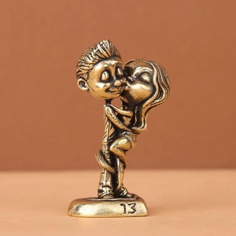 Brass Kissing Couple Statue Vintage Carved Design Romantic Texture Perfect For Valentine Anniversary Gifts Home Desktop Decor