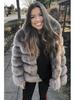 Cappotto da donna slim-fit di media lunghezza con cappuccio in ecopelliccia Autunno/Inverno 2025