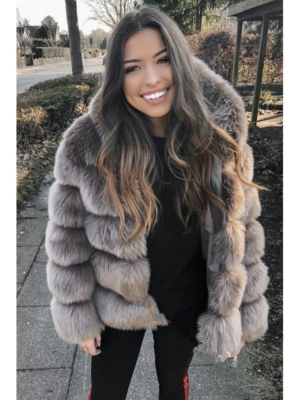 Cappotto da donna slim-fit di media lunghezza con cappuccio in ecopelliccia Autunno/Inverno 2025