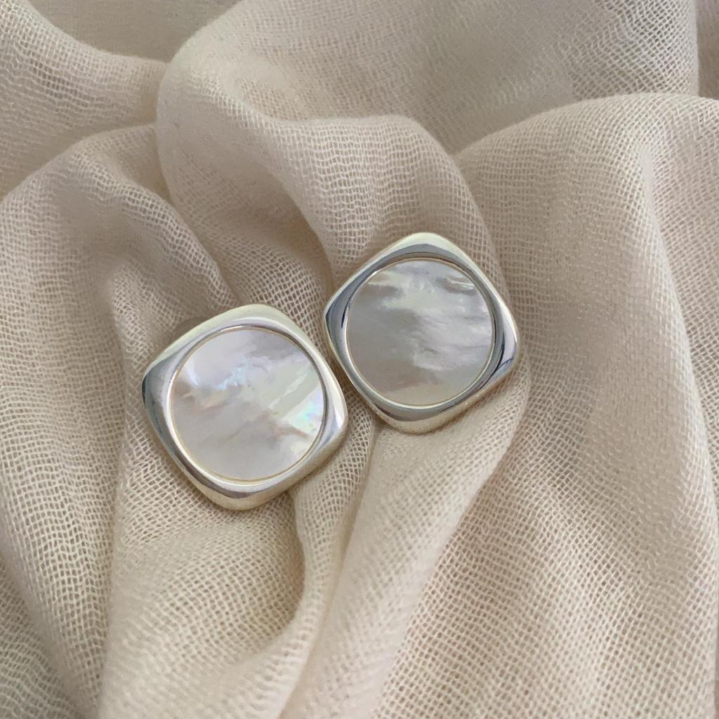 Exquisite High-End Stud Earrings Stickers, Four-Leaf Jewelry, Niche Design, Versatile Commuter Temperament Earrings