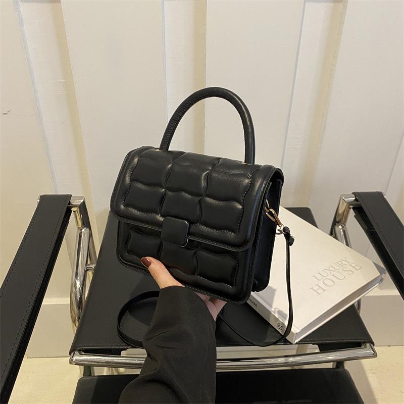 

2024 новая женская сумка в иностранном стиле, однотонная маленькая квадратная сумка, новая простая тисненая сумка, модная сумка через плечо, сумка-мессенджер Tide чёрный