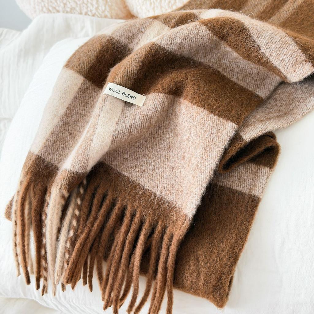 Spot autumn and winter women's models with scarves, retro classic British plaid fringed warm shawl
