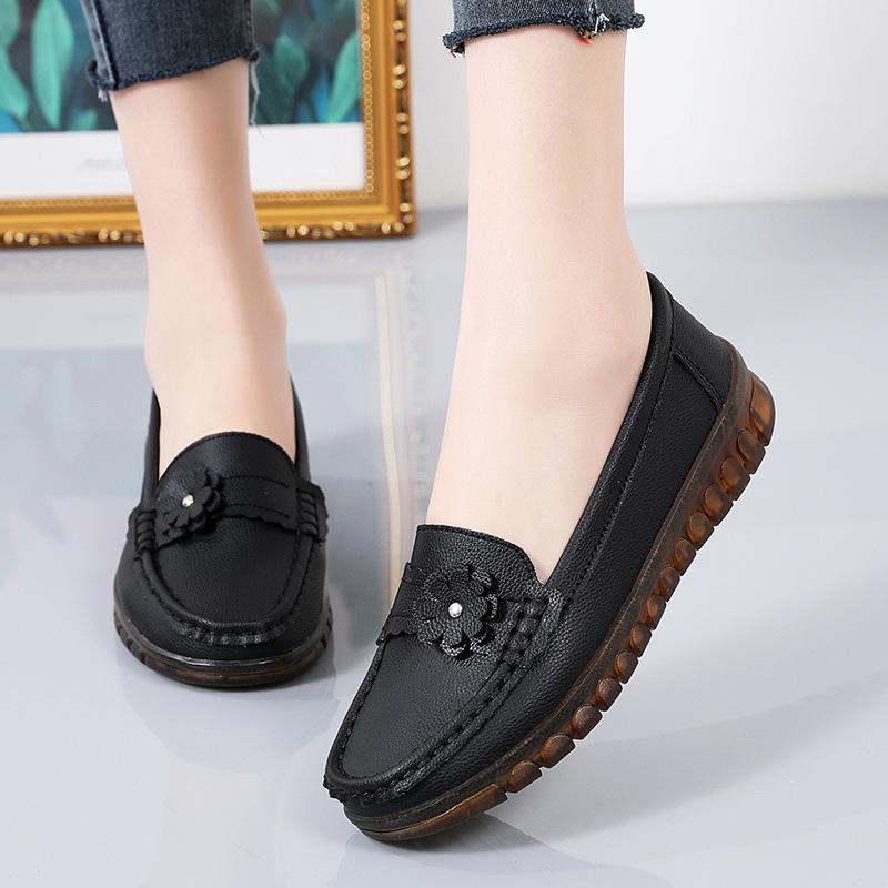 Casual Shoes Women's Hollow Soft-soled Leather Doudou Shoes Are Comfortable, Versatile, Fringed, and Pedal Middle-aged Mother Shoes