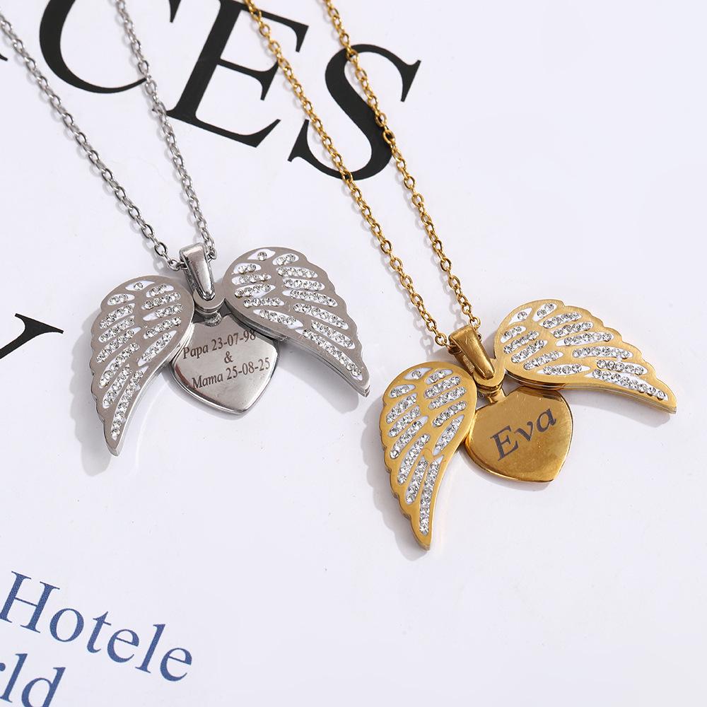 Kazılabilir Kalp Şeklinde Tasarım ve Melek Kanadı Aksanlarına Sahip Titanyum Çelik Kolye